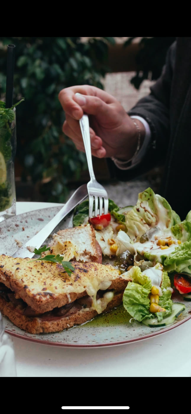 Sandwich croque-monsieur et salade fraîche, dégustés en terrasse chez Fresh'Up